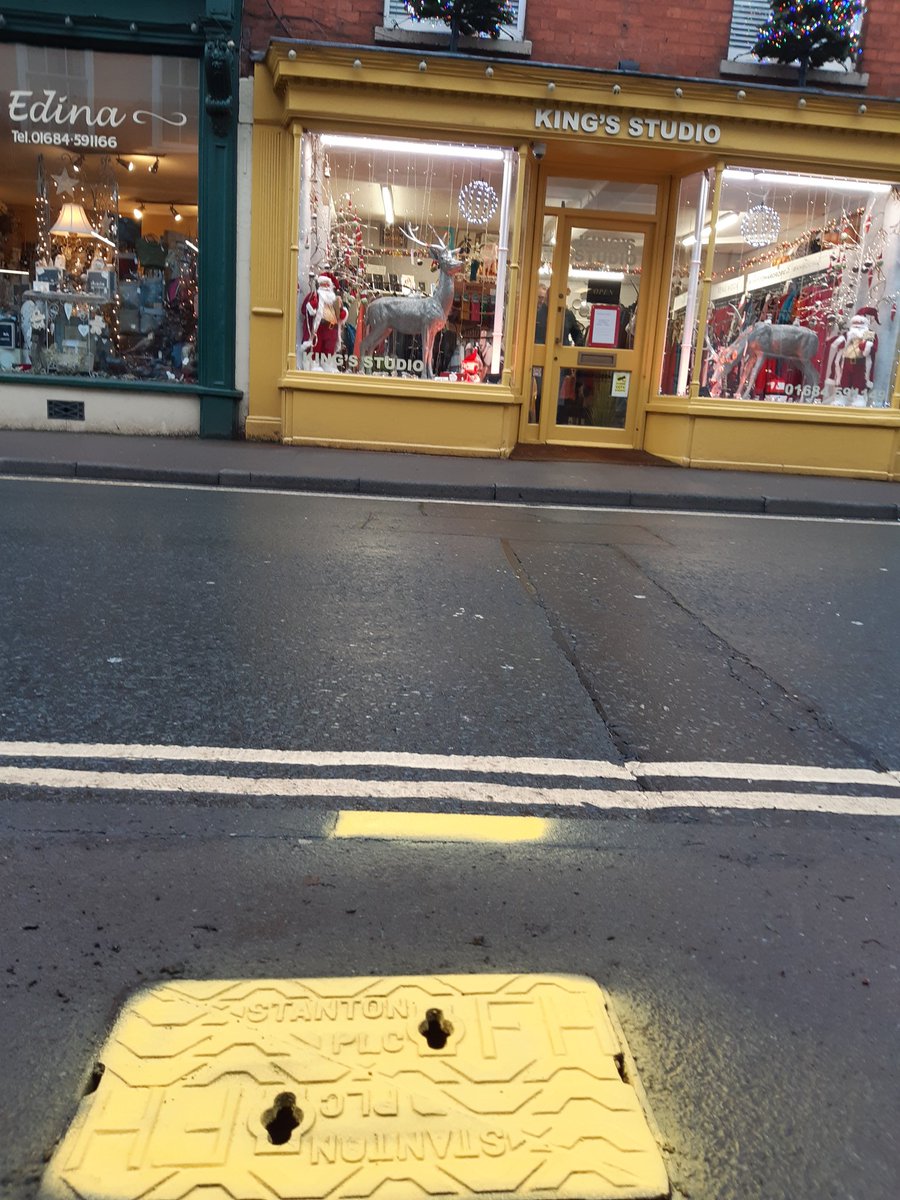 HWFRSHydrants's tweet photo. River was rising fast today in Upton upon Severn, make sure you plan your journey and don't be tempted to drive through flood water as you don't  know what lies beneath. The shops are starting to look festive, I've a few more days here this week then over to the West of our area. https://t.co/21Jm7vY9MS