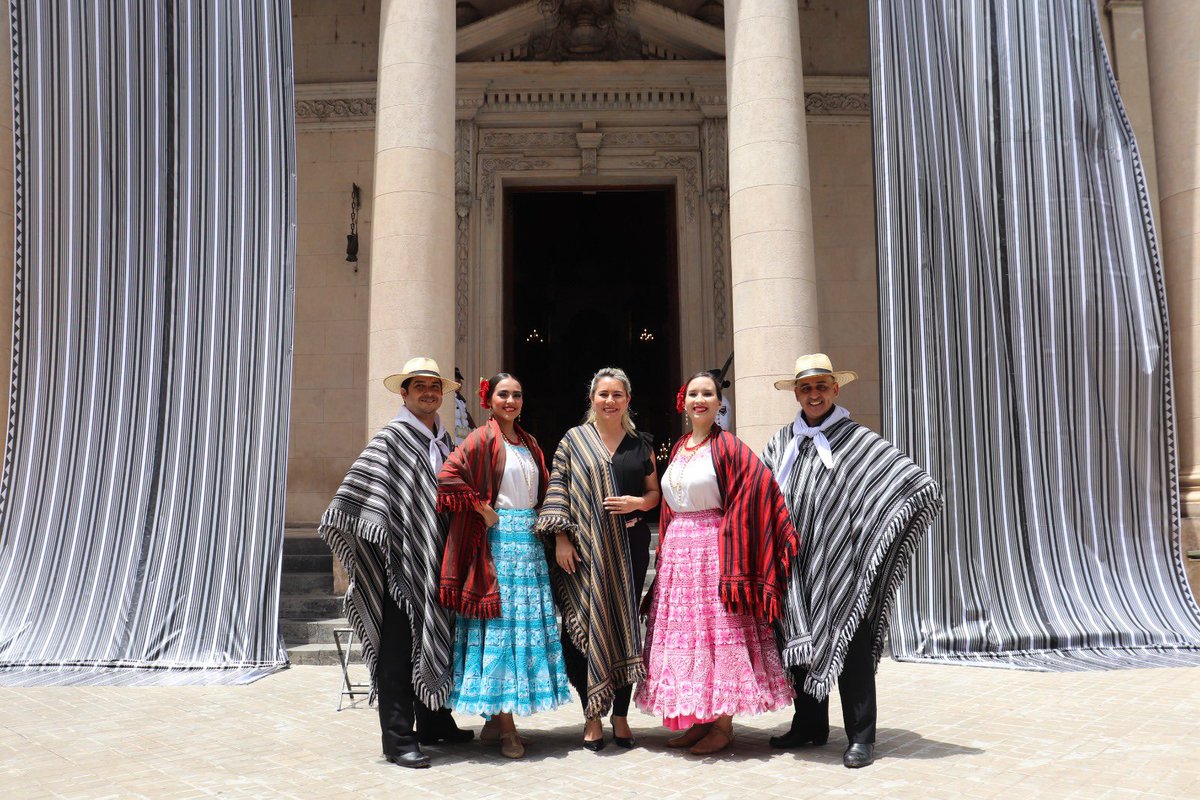 AngieDuartePy's tweet photo. ¡Somos Patrimonio Cultural Inmaterial ante la @UNESCO, con nuestro Poncho Para’i de 60 listas! 🤩✨

Me siento muy contenta y emocionada con esta declaración ya que fortalece al turismo cultural y vivencial de nuestro país, el que con sus experiencias y tradiciones hace que los turistas quieran volver siempre! 🇵🇾

Felicito una vez más a todas las artesanas de Piribebuy, encargadas de elaborar nuestro Poncho Para´i, a los gestores del @IpaParaguay y @cultura_py, a mi par @OrtizSemidei y a todos los que hicieron posible este logro tan importante para nuestro país ❤️

Aprovecho también para invitarles a todos a que puedan acercarse a tomarse una foto de recuerdo frente al Panteón de los Héroes, el cual se encuentra decorado acorde a la ocasión 🙌🏻 ¡hagamos correr la voz y postal de que #SomosPonchoPara’i! 😍

@DelegacionPy 

#GobiernoDelParaguay #Turismo #Cultura #Paraguay