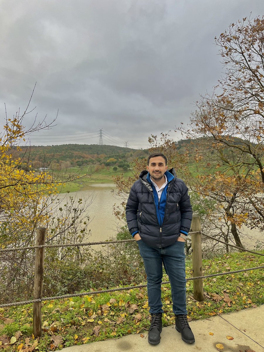 Benim hayatta 3 dostum var . 
 Acılara derde dayanan yüreğim , yüreğim için ağlayan gözlerim , gözlerimin yaşı silende ellerim gerisi boş .