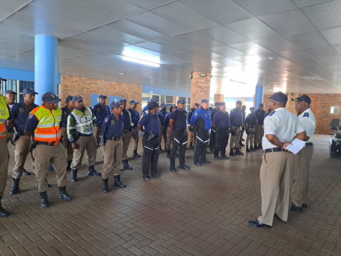 MMC Economic Dev. & Spatial Planning Hannes Coetzee participated in a morning joint operation with @CityTshwane Metro Police & Health Department to investigate trading licenses, health certificates & illicit trading of drugs in Pretoria North. 
#ThePeoplesGovernmentinAction