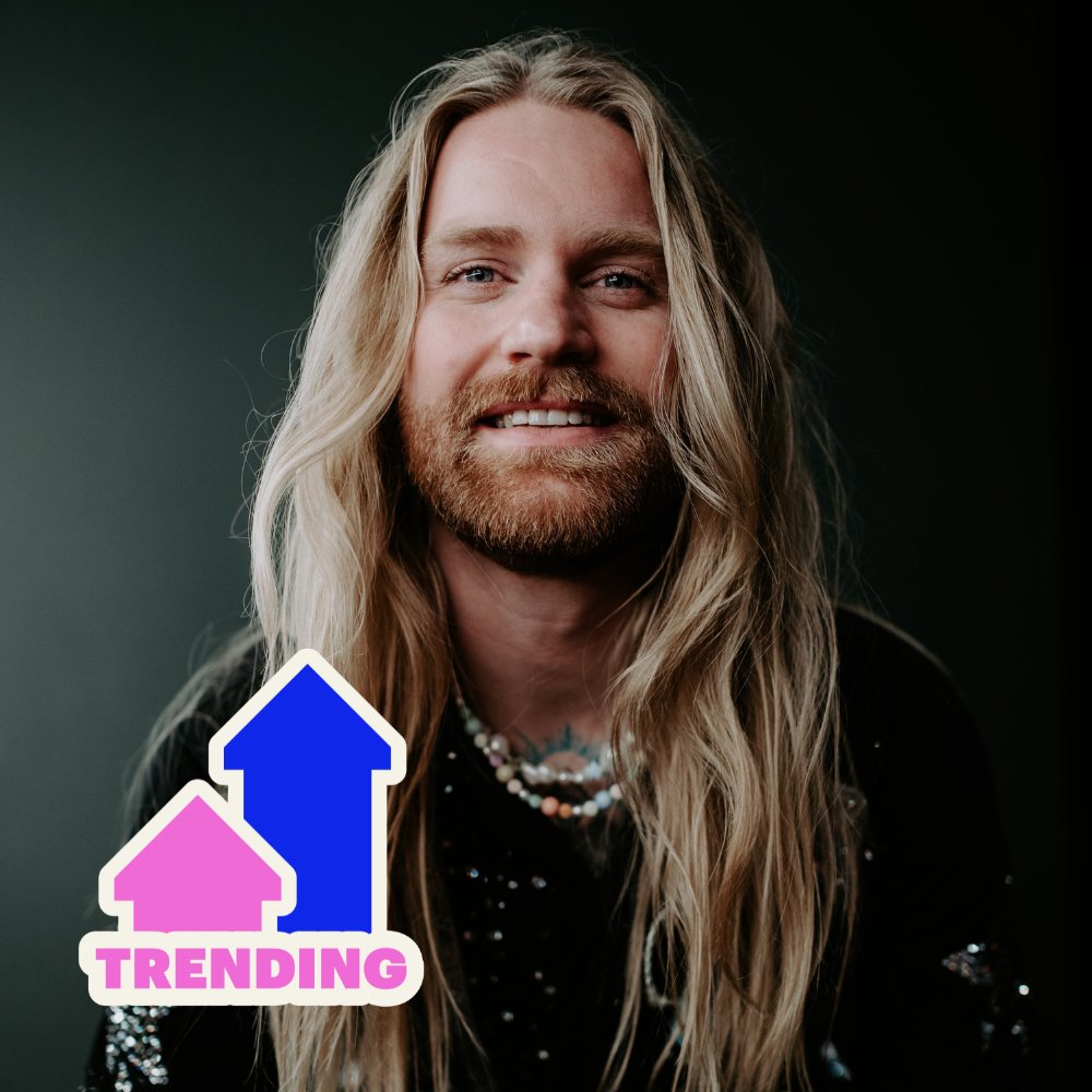 🌟🎄 You're the star upon the tree... 🎄🌟

Sam Ryder (@SamRyderMusic) retains his reign atop the Official Trending Chart with #YoureChristmasToMe 🎅🏻

See the full Trending Top 20 👇
officialcharts.com/chart-news/off…