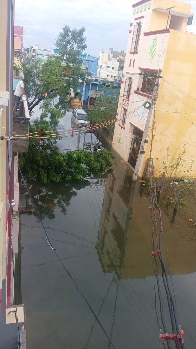 Sir, please look into our area Sri Raghavendra Nagar  ponniammanmedu old ward no, 33 new ward no 29& 30,madhavaram ,no network,No power, 4ft water stagnated @chennaicorp @RAKRI1