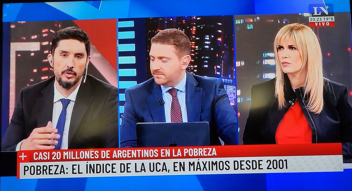 giseladib's tweet photo. No puedo tolerar esta imagen central cotidiana y menos escuchar a este perejil aspirante a puerro dándose ínfulas de espárrago blanco mientras señores periodistas están en la mesa de #MasRealidad ocultos o ninguneados.
Y tienen el tupé de ufanarse de "meritorios"! @lanacionmas https://t.co/fIK4jLO9bw