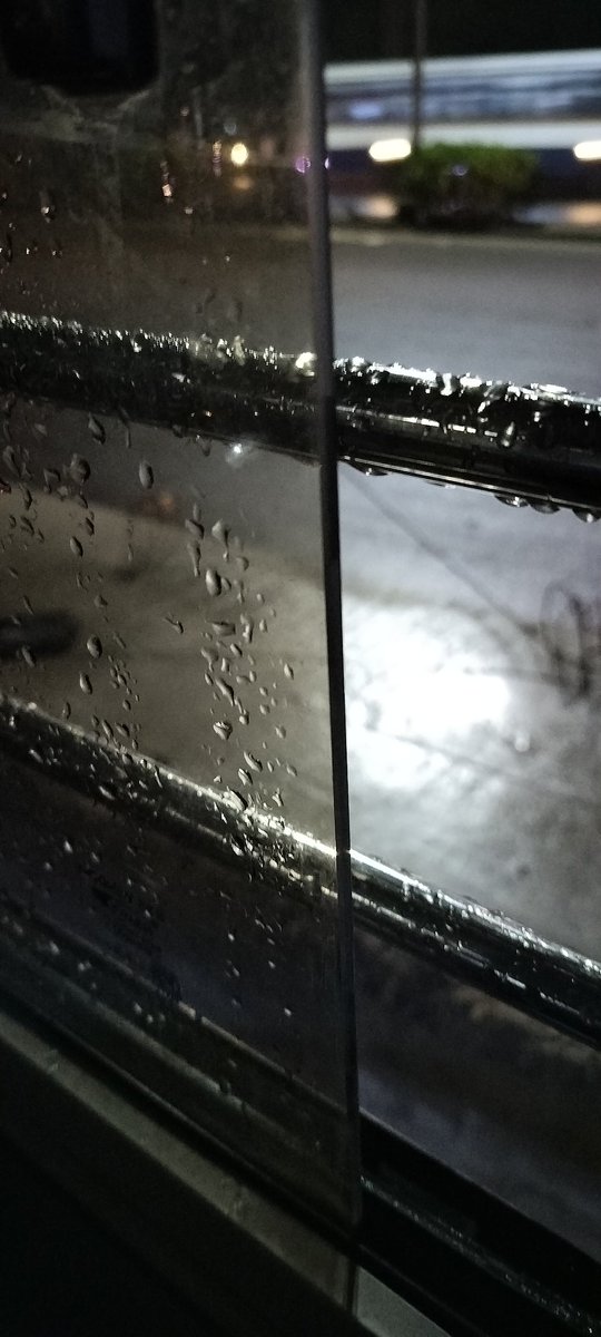 बारिशों की ये बूंदे 
न जाने किसका संदेशा 
लिए हुए
खिड़की पे दस्तक दे रही है...

- काजल चौहान (फकीरी)

#telanganarain #Michaungcyclone #RainUpdates #rainwithgazal #SouthIndia #telangana #CycloneAlert