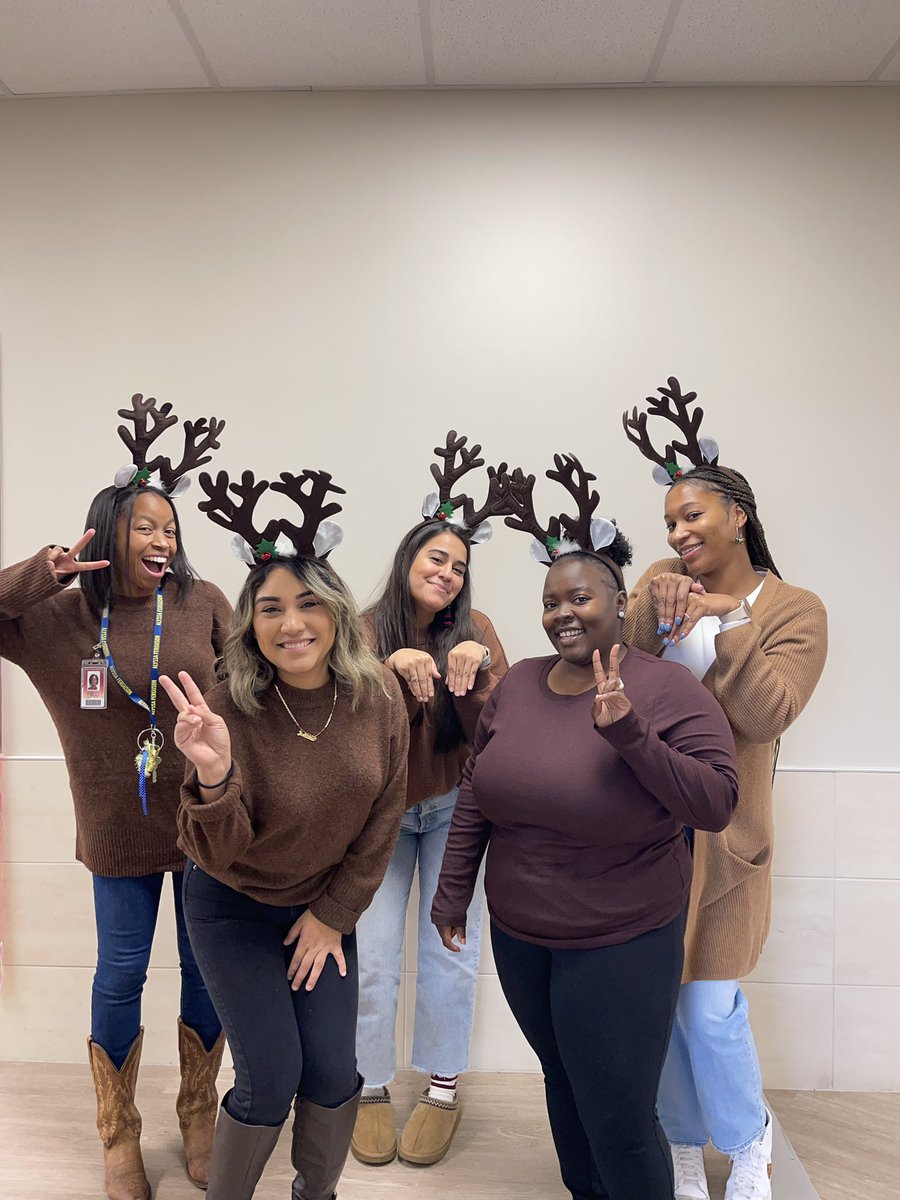 ms_garcia5's tweet image. It’s the most wonderful time of the year! 🎶 I love my team of reindeer. 🤎 #thirdistheword @FE_Fireflies