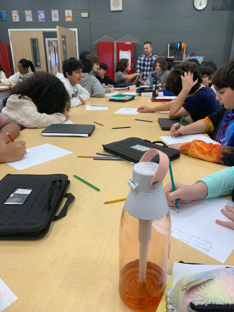KatieCaccamo's tweet image. Google came to school today! Two software developers from Google stopped by to talk about computing in our every day lives and where computer science can help us! Great way to celebrate #csedweek2023 @lizkinsella93 @Google