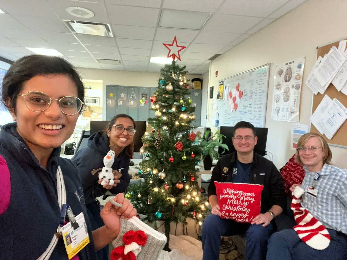 URMC_Neurology's tweet photo. We upgraded our Christmas tree from the small one to this big one. We hope your resident room is as jolly as ours! #residentroom #holidaydecorations #neurologyresidency #neuroresident #neurotwitter 🎄🎁🧑🏾‍🎄❤️🧠 https://t.co/U1W7oCwaKg