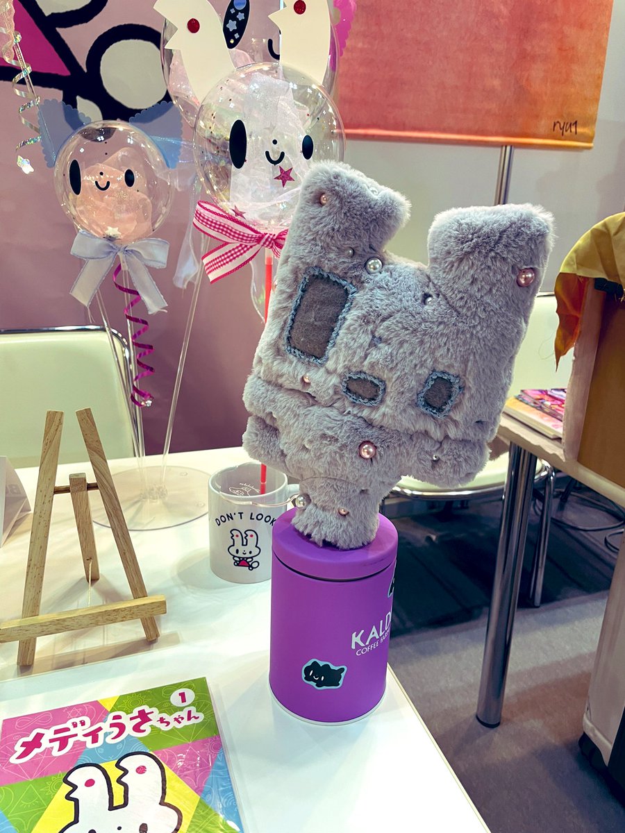 satonekoto's tweet photo. 東京ビッグサイトのコンテンツ東京2023
ライセンシングジャパンに出展します！
💪🐱
小間番号1-10 CBLAクリエイターパビリオン内
もしお越しの方は、メディうさちゃんのお友だちの石像見ていただきたいので、是非お立ち寄りください。

※企業向けのイベントの為一般入場はありません。ご了承下さい。 https://t.co/n07PJtMHfC