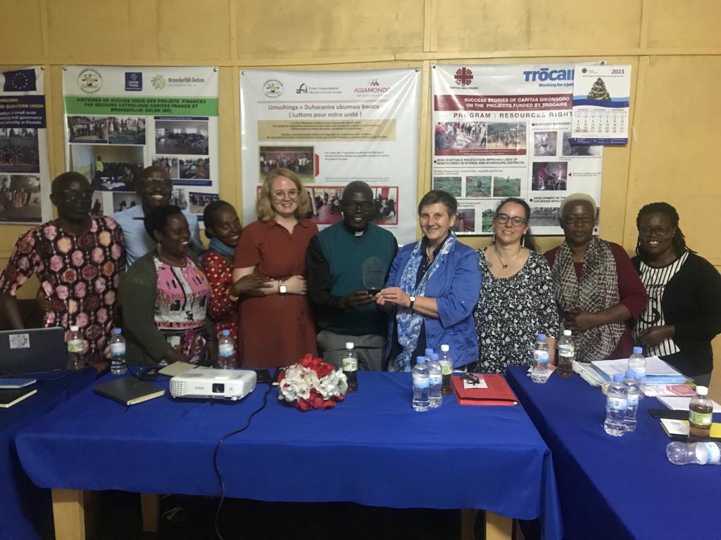 c_cdjp's tweet photo. Today On 5th - 6th December 2023 #CDJPGikongoro is hosting the director of #Agiamondo from Germany, Claudia Lücking-Michel, and the desk-officer, Lena Metko, as well as the coordinator of the Great Lakes Region of the civil peace service with Agiamondo, Silvia D’Alessandro. https://t.co/XoIVi1jHoJ