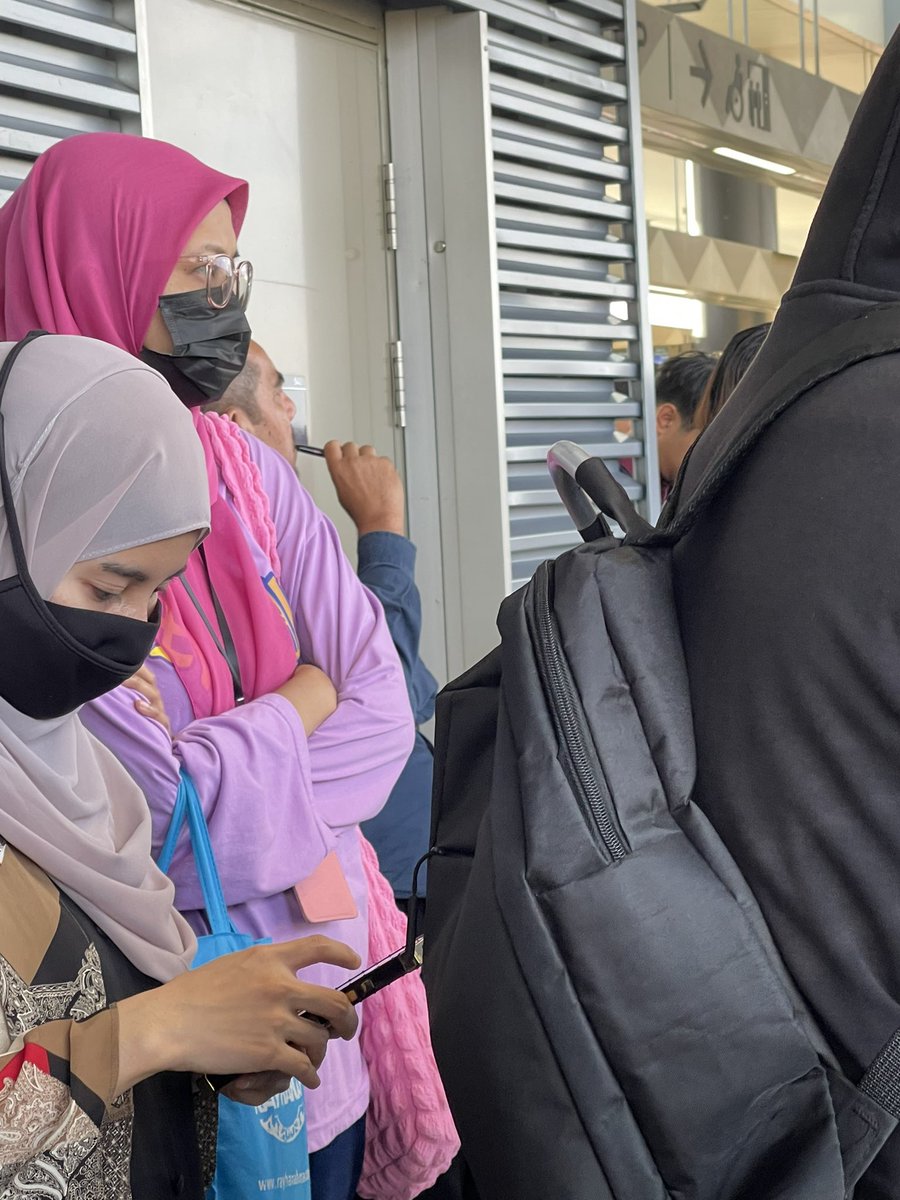 ichirinx's tweet photo. @askrapidkl mrt kajang ke kwasa. Waiting area 1st. Ada org hisap pod/vape https://t.co/zVycpXEPlu