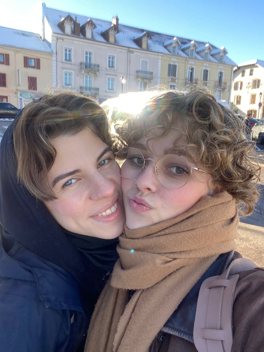 dmuselia's tweet photo. qui lui dit qu'on est trop belles et que je l'aime à mourir svp https://t.co/M6NDf9uewW