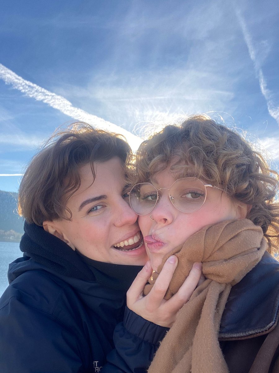 dmuselia's tweet photo. qui lui dit qu'on est trop belles et que je l'aime à mourir svp https://t.co/M6NDf9uewW