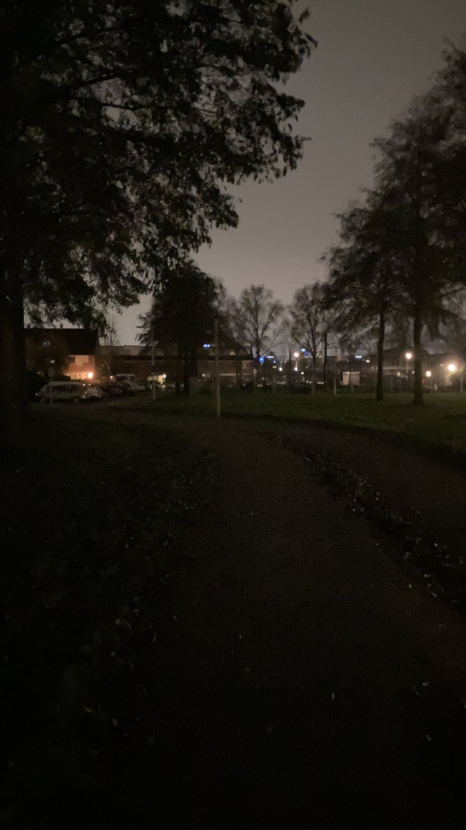 van_der_hul's tweet photo. Het is weer zover. De #Openbareverlichting in een deel van #CapelleWest brand weer niet😞. @Capelle_IJssel @HVCapelle @nobralux of @Stedin, ga maar kijken bij de #werkzhdn bij de #FransNaereboutrede😉. Graag op korte termijn passende actie.
#Grondwerk #Graafschade #hekwerken https://t.co/qdqm093C4P