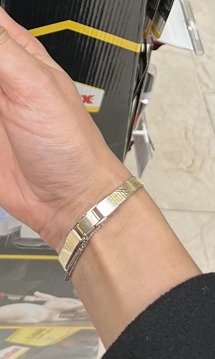 O kadar umudum yok ki, yine de yazmak istedim. Pazartesi akşam, Abbasağa’dan Çırağan’a giderken saatimi düşürdüm. Annemin saatiydi. Daha doğrusu anneannemin saati. Anneannem de anneme hediye ediyor… Belki yolda bir gören olur, bilmiyorum işte.