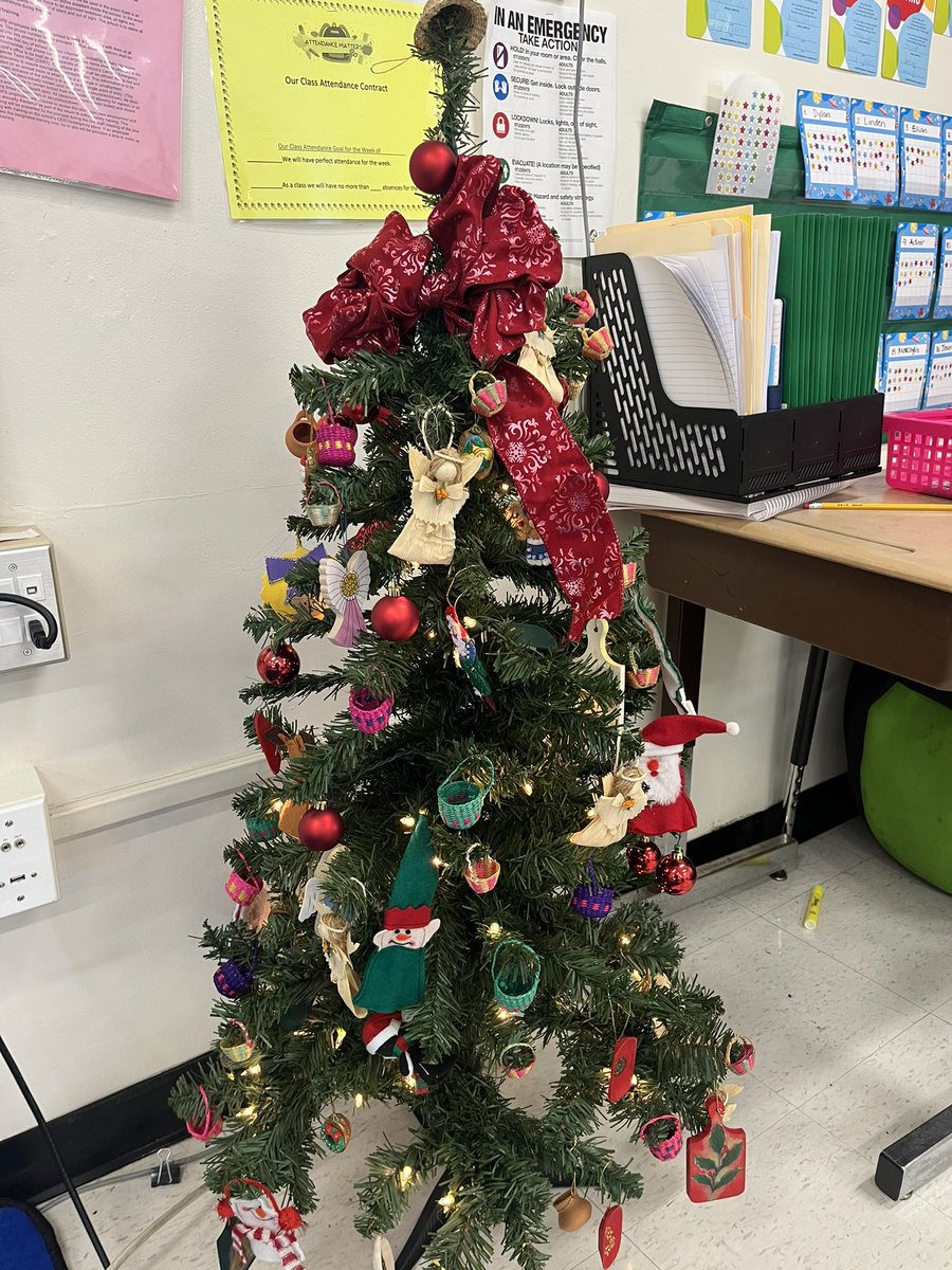 monse5's tweet photo. Christmas tree in my classroom with ornaments from Ecuador  @ParticipateLrng
#LifeChangingExperience #AmbassadorTeacher 
#unitingourworld https://t.co/VU9BzwbXJu