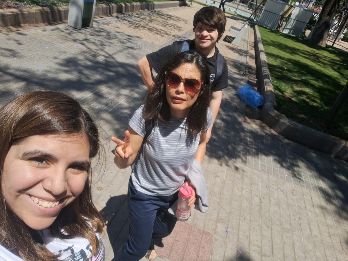 Fund_Avanzar's tweet photo. ¡Vamos finalizando nuestros días de Taller y qué mejor que hacerlo al aire libre! Disfrutamos de este clima primaveral que nos permite salir y compartir nuevas experiencias culturales y dinámicas.

Conoce más de nuestros Talleres y actividades en https://t.co/NlYD1blEsh https://t.co/SYYlpE01si