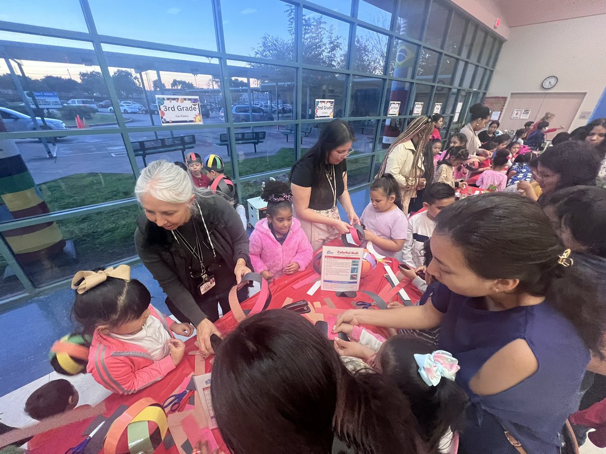 ParisaBehzadi_'s tweet photo. We absolutely LOVED having the Houston Childrenโs Museum come to @hisd_SRE for a fabulous evening of learning for over 200 Space Ranger families tonight! Thank you @cmhouston for bringing this awesome experience to SRE ๐ https://t.co/84CGsGzdAm