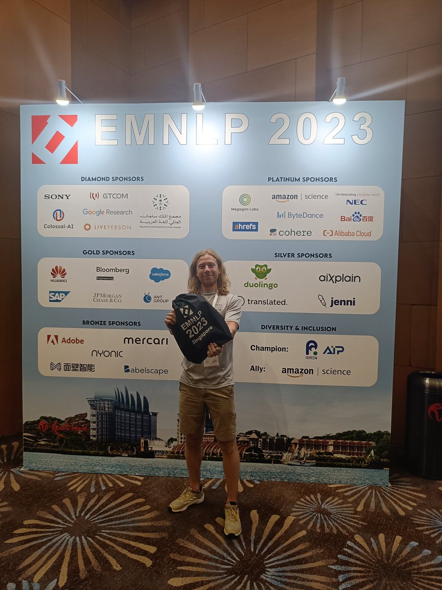 Welcome to #EMNLP2023 ! Here to welcome you this morning as a volunteer :)