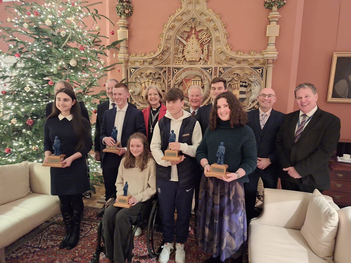 Such a pleasure to present these inspiring young people with awards from the St John’s Hospital Education Foundation for outstanding character ⁦@MaynardSchool⁩ ⁦@Stpetersexeter⁩ ⁦@ExeterCollege⁩ ⁦@ExeterSchoolUK⁩ ⁦@stlukescofe⁩ ⁦@andrewbeane⁩