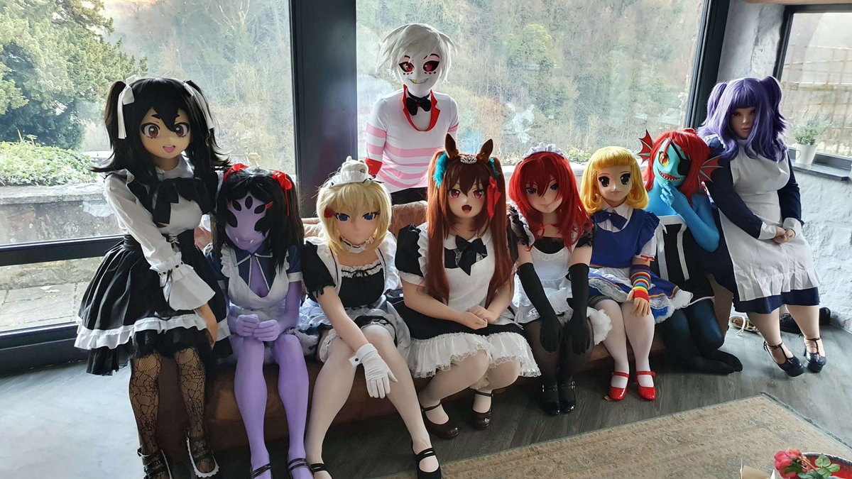 A whole gang of maids at the UK Christmas meet, but somehow nothing got any tidier... 📸: @MurasakiYuna With @Kikigurumi @HikariKintsugi @Tellussoilkig @Doitzel1 @ConvolutedKig @Niji_kig @LeighKigurumi @IzumiSan01