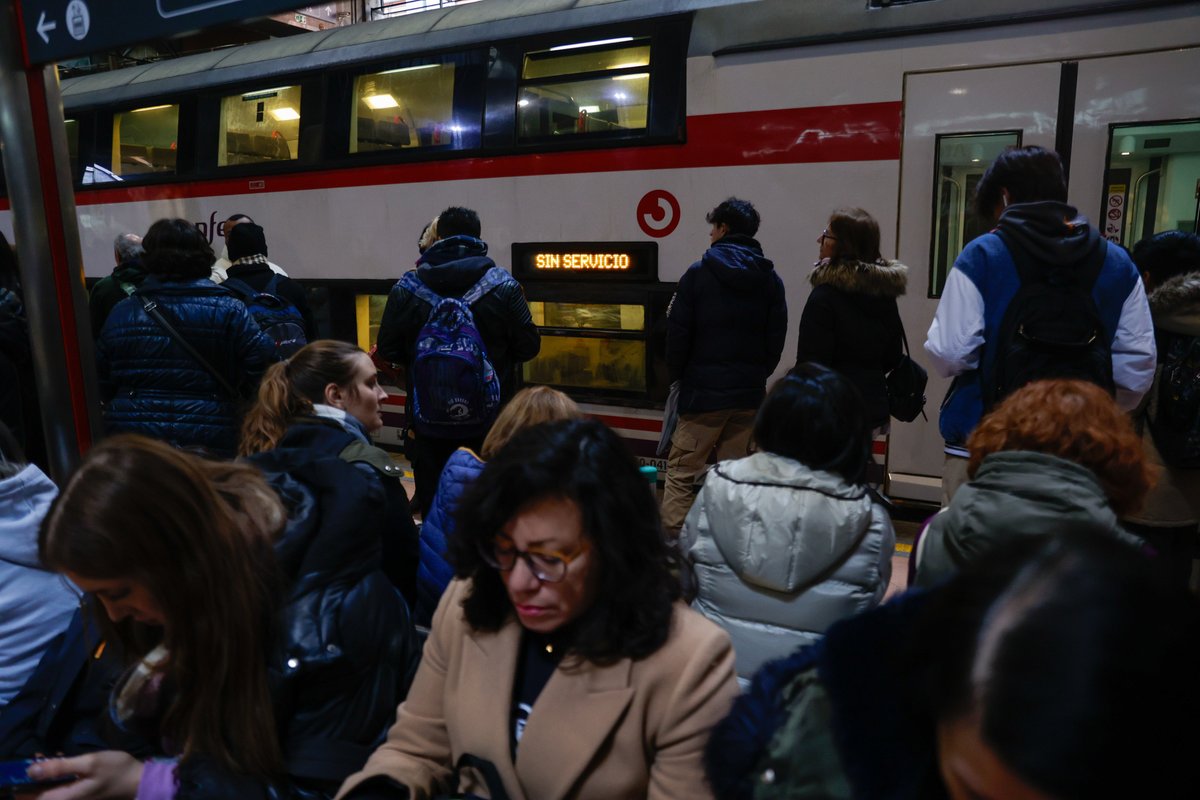 Algunas imágenes del descarrilamiento de un tren en la estación de Atocha este martes 05.12.2023 que ha dejado al menos 5 heridos y retrasos en varias líneas de Cercanías y media distancia. 🚆📢

Puedes leer todo en <a href="/20m/">20minutos.es</a> 

20minutos.es/noticia/519657…