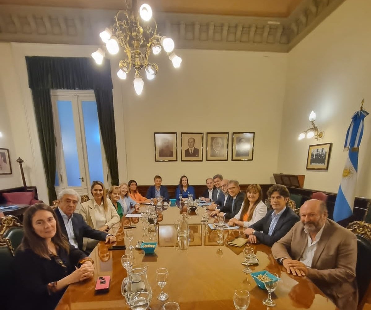 En el Bloque de Senadores Radicales recibimos a <a href="/VickyVillarruel/">Victoria Villarruel</a>. Sirvió para presentarnos y comenzar una relación política. Buen inicio de gestión.
<a href="/SenadoArgentina/">Senado Argentina</a>