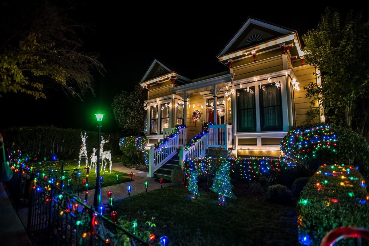 #TravelPaso day no. 5 - This Saturday, bring your family to the 37th Annual Vine Street Victorian Showcase for a community Christmas tradition!