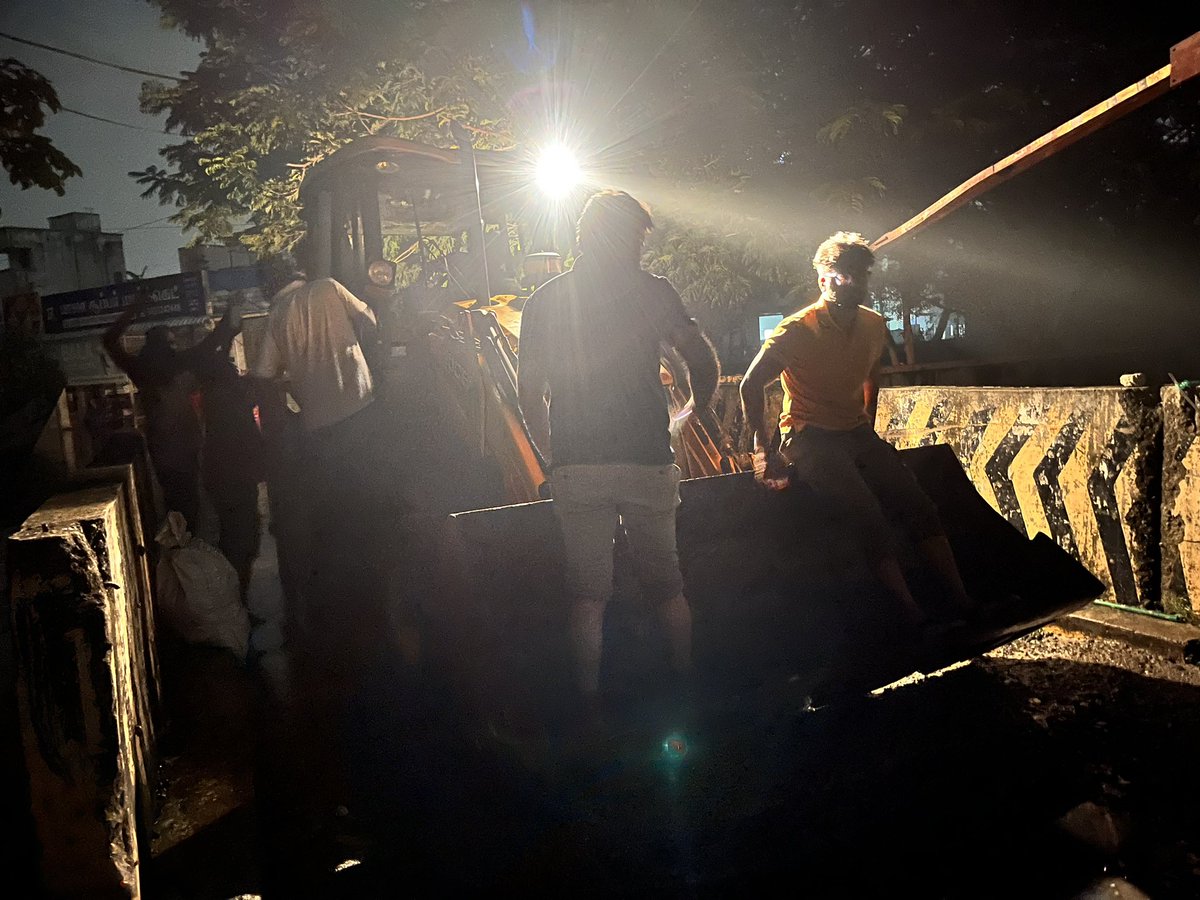 SethuConnects's tweet photo. For FnF of #Madipakkam #Ramnagar North 9.00PM-05.12.23 update !!(1/2)
- Water is in 4 feet(hip)
-Draining slowly(may take 2 days)
-No power unless water comes down
#CycloneMichaung
#ChennaiFloods2023 #ChennaiRains
#ChennaiFloods #ChennaiRain
#Velachery
#PersonallyVerified https://t.co/V52yRkPcLv