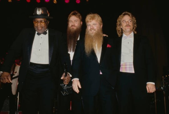 At the 2nd Annual #RockandRoll Hall of Fame 🎶 American singer-songwriter guitarist #BoDiddley 🕊️inducted at the ceremony by #rock band #ZZTop 🎸 #NewYorkCity January 20th 1987 #blues #storytelling
