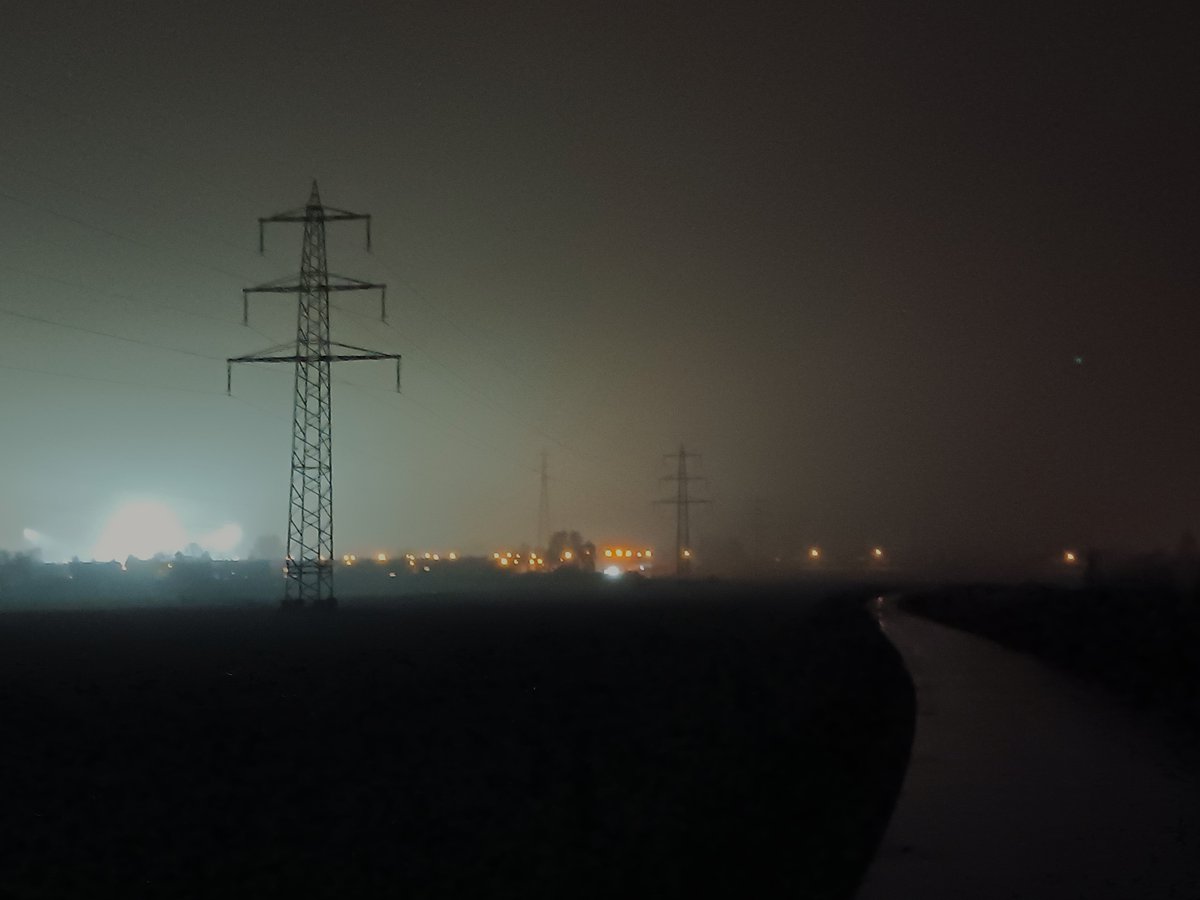 G7KVE's tweet photo. This evening's antidote to a day of office work was a walk, in the freezing drizzle, along the 220kV tower line.
The noise created by the power lines in these damp conditions was loud...
@EngineerLondon @hoogspan @InfosReseaux
#鉄塔 #hydrotower #pylôneélectrique #torreeléctrica https://t.co/ilVQeCQs88