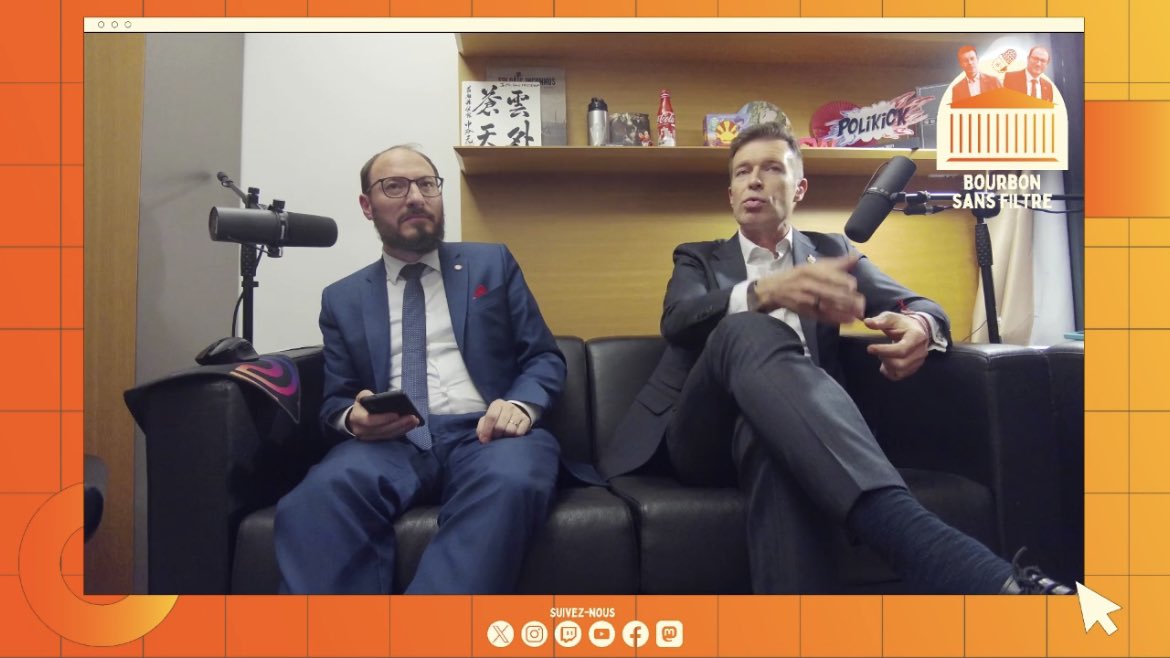 Lycrem3's tweet image. ➡️Devant le live #BourbonSansFiltre ! Excellent live Twitch, bravo @StephaneVojetta et @denis_Masseglia ! 

Merci de m’avoir laissé l’opportunité de poser une question et d’y avoir associé #MacronardsFM ! 🫡