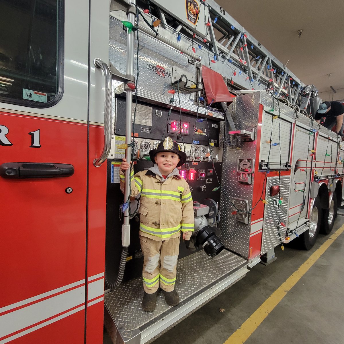 Decorating the #Sooke firetrucks for the Firefighters' Santa Run is a family affair! Here's a photo from last year of one of our #community elves. 😊

➡️ The event takes place this Saturday. See the map + find your neighbourhood Santa Claus Pit Stop: ow.ly/PYM250Qa7Jn