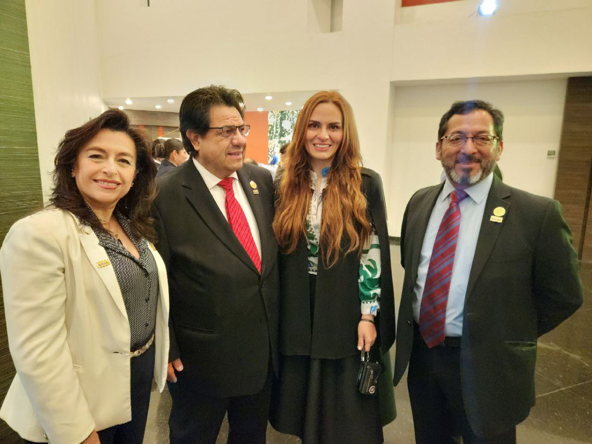 diana_larac's tweet photo. 📌 Quiero agradecer a la Asociación Mexicana de Instituciones Aeronáuticas ✈️ y Aeroespaciales por extenderme la invitación y ser parte de su comida de fin de año 🥂. ¡Fue un gusto poder compartir con ustedes! 
#TrabajandoPorTi 🤝 https://t.co/VweYPVp73C