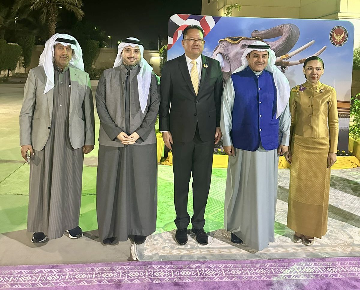 AlhokairHolding's tweet photo. السيد/ماجد الحكير ونجله سطام بن ماجد يهنئان السفير التايلندي باليوم الوطني لمملكة تايلند بحضور سمو امير منطقة الرياض وعدد من المعالي والسفراء ورجال الأعمال بمقر السفارة. 🇹🇭 🇸🇦

 #Thailand https://t.co/yRIyJRgofj