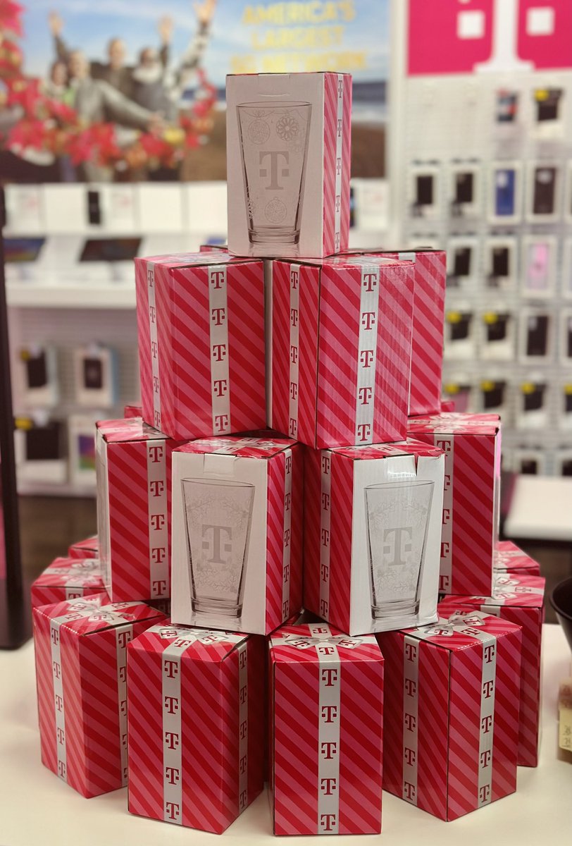 It’s #TMobileTuesday, and you know what that means! Time to thank all of our wonderful customers 🤗 
Head on over to the @LakeGeneva T-Mobile for your free Holiday drinking glass, and see what amazing deals we have for you! 🛍️🎄🎁
@NicoleinMagenta @scguck @JohnLoughren @gnugent28