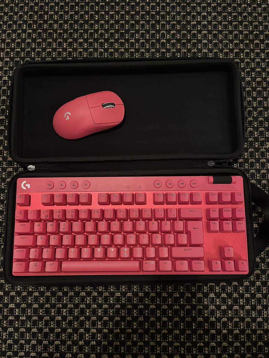 1HENU's tweet image. Best day ever, got the new @LogitechGesport Superlight 2 and PRO keyboard 💪🏽 #PROXSeries #PROXSuperlight2 #PROXTKL #PROX2