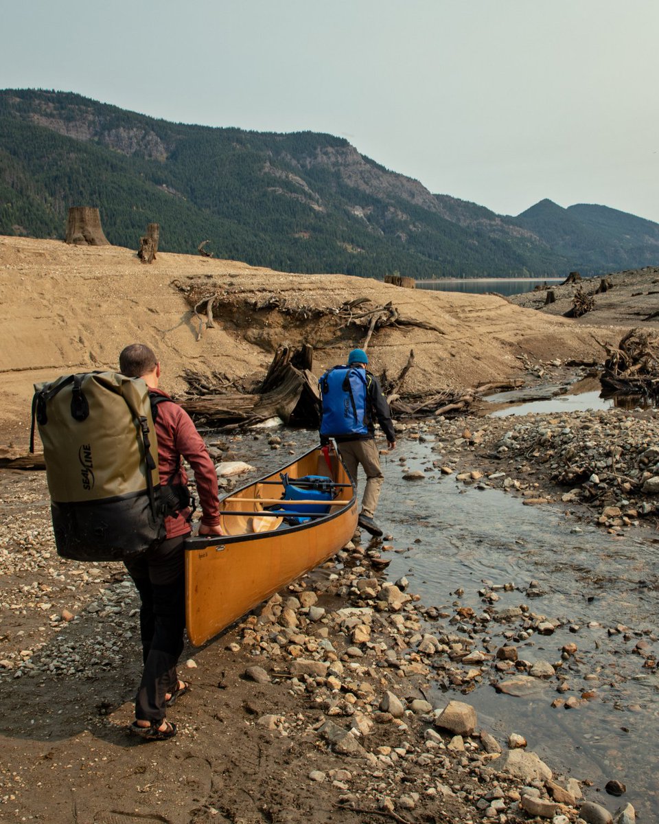 SealLine's tweet image. Seal the deal: The updated DrySeal™ roll-top closure and side compression straps ensure an optimal seal, so you can focus on the journey, not your gear. Shop the Boundary™ Dry Pack at the 🔗 below.
ow.ly/7az750QeSsu
📸: Earl Harper (IG: @earl_harperstudios)