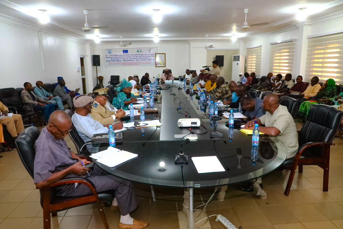 dgr_ml's tweet photo. Bamako | 5 décembre 2023.
3ème réunion du Comité de pilotage du Projet d’aménagement routier et de facilitation du Transport sur corridor Bamako-Zantièbougou-Boundiali – San Pedro. Sous la présidence de Monsieur Mama DJENEPO, SG du MTI. https://t.co/K630gZIfsq