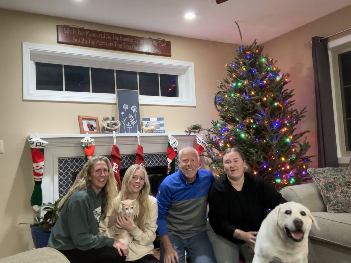 Keyesturf's tweet image. 🌈🐾 We got the tree and stockings set up to have one last picture with Eddie. Eddie had the best life and gave us the fullness a pup can. Always a hard decision but he is with all his past buddies now. Memories and love forever. #dogsofturf