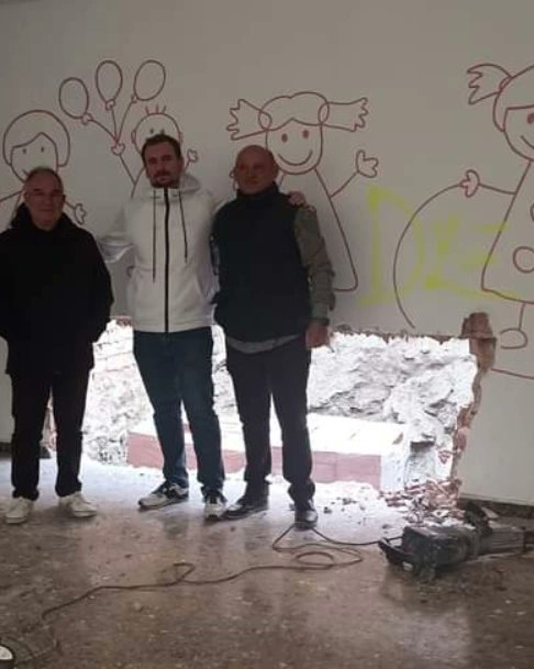 PsoeRus's tweet photo. El #GrupoMunicipal del PSOE de RUS sigue de cerca las obras de ampliación de la #EscuelaInfantilMunicipal #Rus.
Una obra que tiene el sello 🛑 #socialista cómo las grandes obras sociales que tiene #Rus. 
#OposicionUtil #ApostandoPorRus #TrabajamosPorRus https://t.co/AquZrZqw4R