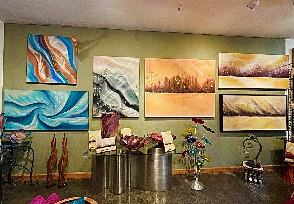 My new space at the Art gallery  @WildHollyG in Carefree Arizona. Hope you can check it out 😊 #artgallery #artist #carefreearizona #schuesslerstudios