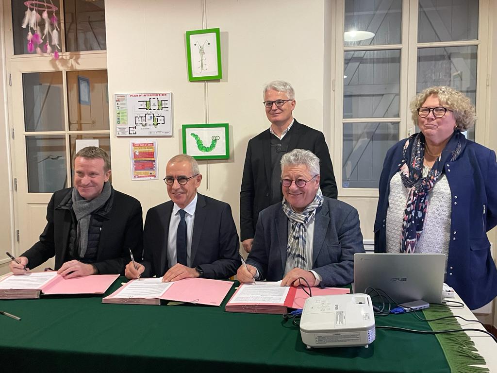 TOUZETalexandre's tweet photo. Signature d'un "contrat rural" à #torfou. Une aide financière apportée aux villages par le @CDEssonne et @iledefrance pour les investissements. En l'espèce, les travaux concernent l'école, la mairie et l'église.
#CantonArpajon
#cantonarpajonlardy https://t.co/ZWK8xpOiCH
