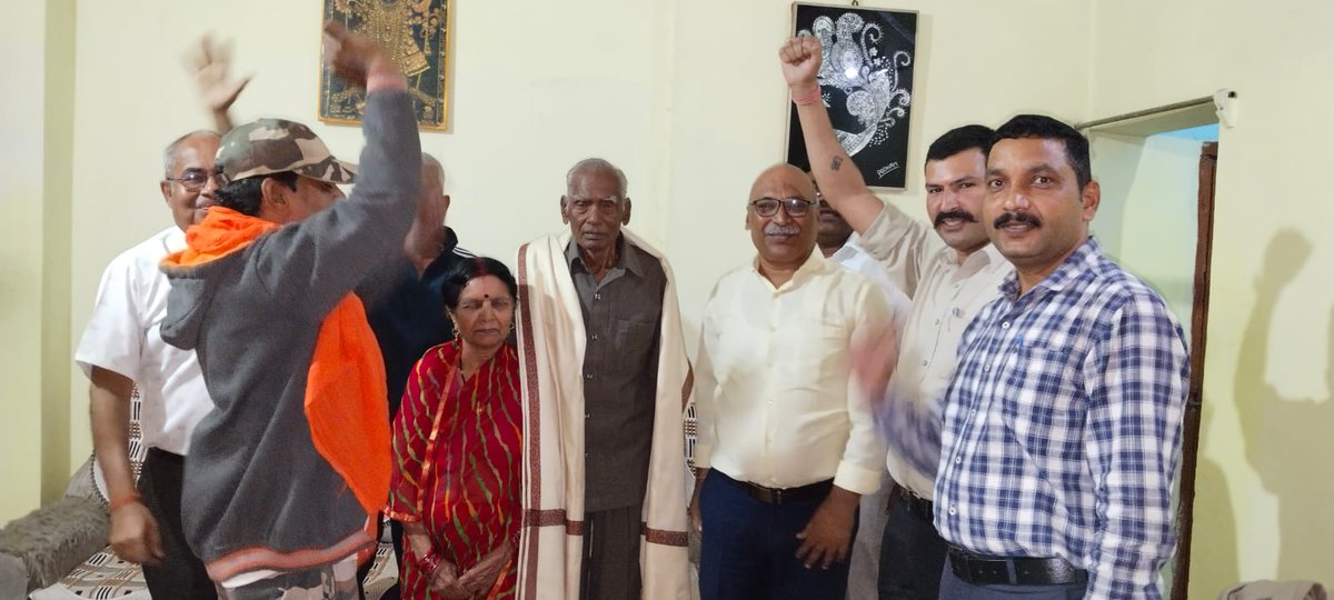CBC kanker-central bureau of communication (@cbckanker) on Twitter photo जिला सैनिक कल्याण अधिकारी <a href="/KankerDistrict/">Kanker</a> कैप्टन भारतीय नौसेना संजय शुक्ला एन.एम ने पूर्व सैनिक सरजू प्रसाद शर्मा को शॉल और श्री फल देकर सम्मानित किया गया वह भारतीय नौसेना से सेवानिवृत्त हैं उनकी उम्र 81 वर्ष है सैनिक कार्यालय के कर्मचारी उपस्थित थे <a href="/DswoKanker/">जिला सैनिक कल्याण कार्यालय कांकेर C G @dswo</a> <a href="/R8WyUdMifCDccE8/">संचालनालय सैनिक कल्याण, छत्तीसगढ़, रायपुर</a> जिला सैनिक कल्याण अधिकारी <a href="/KankerDistrict/">Kanker</a> कैप्टन भारतीय नौसेना संजय शुक्ला एन.एम ने पूर्व सैनिक सरजू प्रसाद शर्मा को शॉल और श्री फल देकर सम्मानित किया गया वह भारतीय नौसेना से सेवानिवृत्त हैं उनकी उम्र 81 वर्ष है सैनिक कार्यालय के कर्मचारी उपस्थित थे <a href="/DswoKanker/">जिला सैनिक कल्याण कार्यालय कांकेर C G @dswo</a> <a href="/R8WyUdMifCDccE8/">संचालनालय सैनिक कल्याण, छत्तीसगढ़, रायपुर</a>