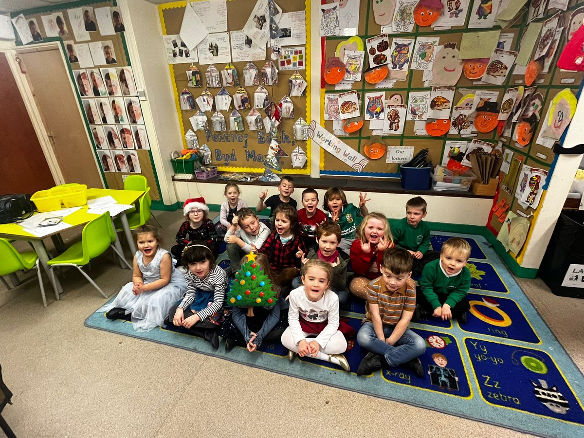 Dosbarth y Bont ready for the Christmas disco 💃