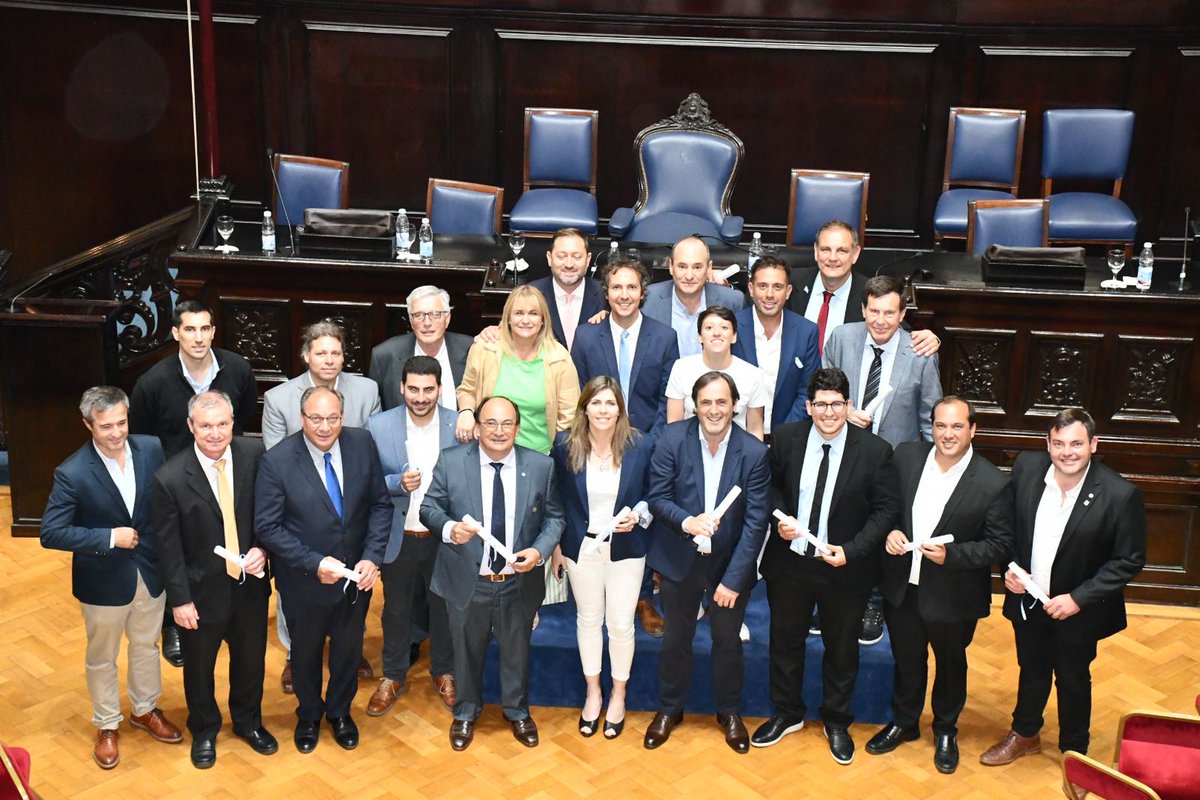 Hoy recibí el diploma que me proclama Intendente de General Arenales por los próximos cuatro años: 2023-2027.  
Me llena de orgullo ser la primera mujer en representar a mi distrito. Lo voy a hacer con la misma pasión y convicción de siempre. Sé que juntos haremos historia❤️