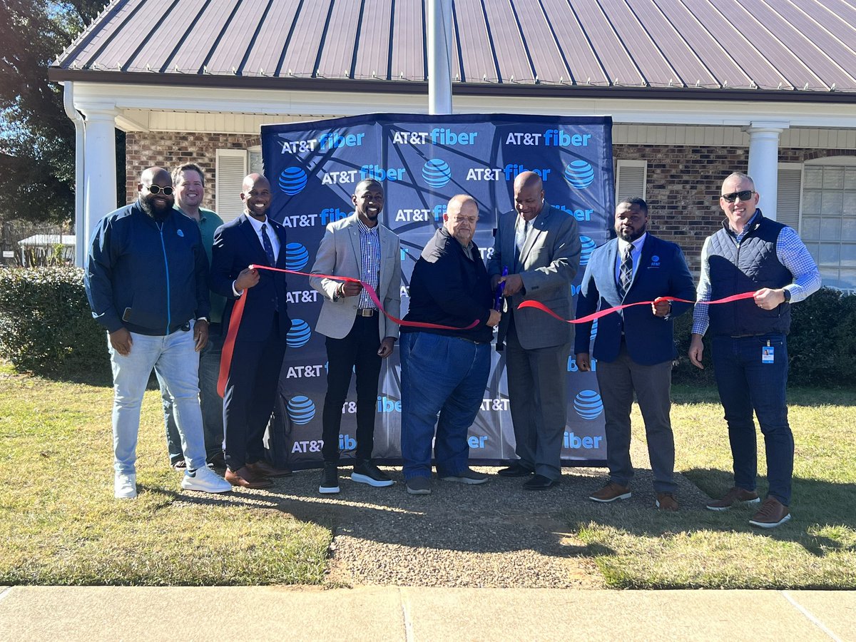 AT&amp;T is pleased to announce the expansion of AT&amp;T Fiber in Blanchard,Louisiana. Mayor Jim Galambos joined the AT&amp;T regional leaders and me for an official ribbon cutting celebrating the new services in his town.