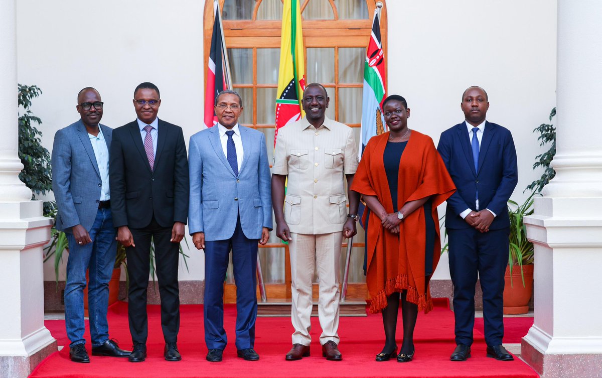 felista_rug's tweet photo. Grateful to have had the opportunity to receive H.E. Former President @jmkikwete and accompany him to a meeting with H.E. Dr. William Ruto and to the YouLead Summit 2023 @OneYoungAfrica held in Nairobi, mid last month. Former Pres. Kikwete is  a Patron of YouLead Africa https://t.co/fQsjeZne4i