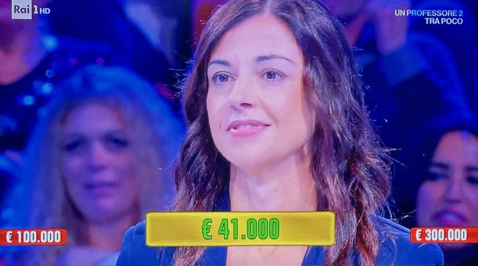 sunvarry94s's tweet photo. sinceramente io mi sarei messa a piangere 
#affarituoi https://t.co/QpzDktlnQv