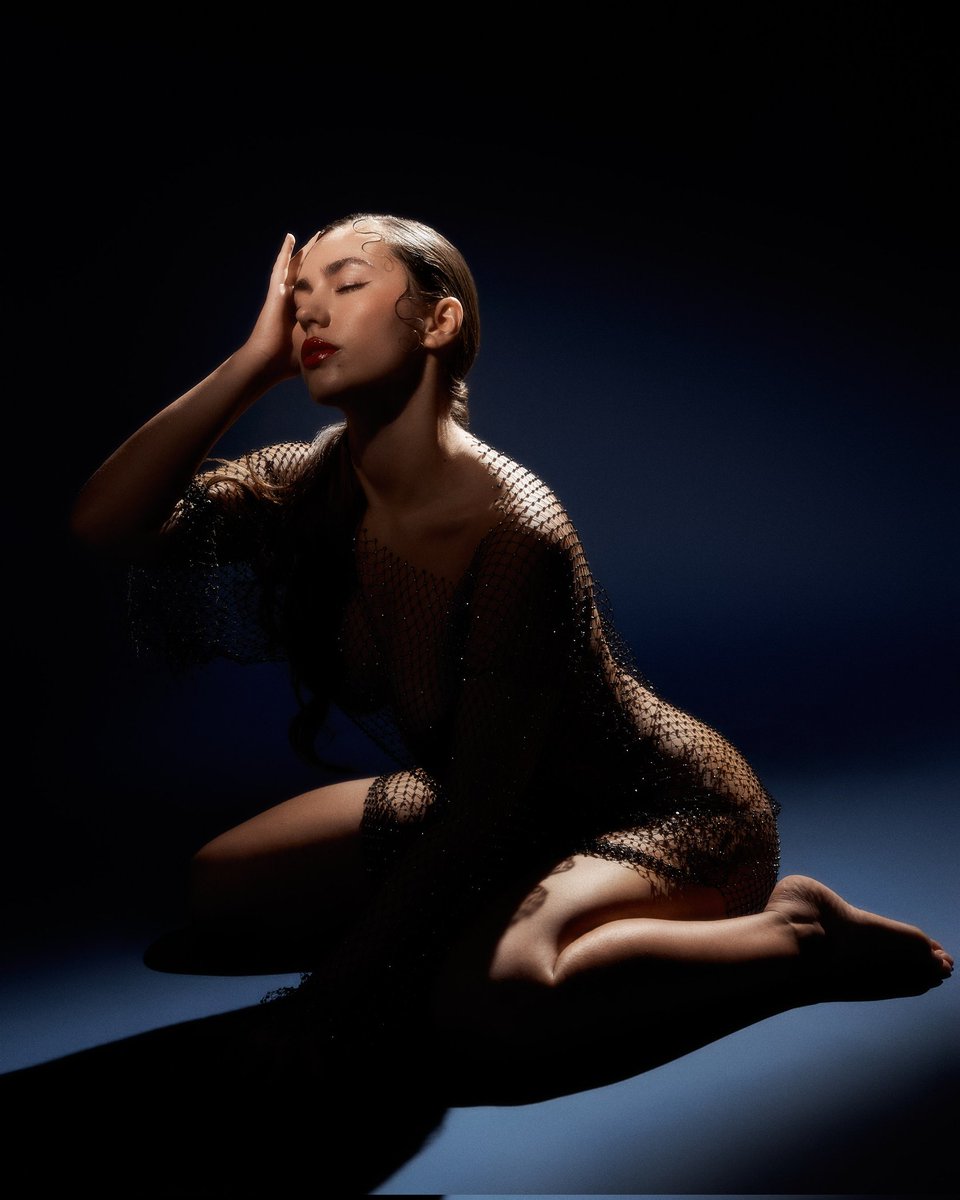 devaulports's tweet photo. Dramatic lighting with Corinne https://t.co/xF27av0BAo