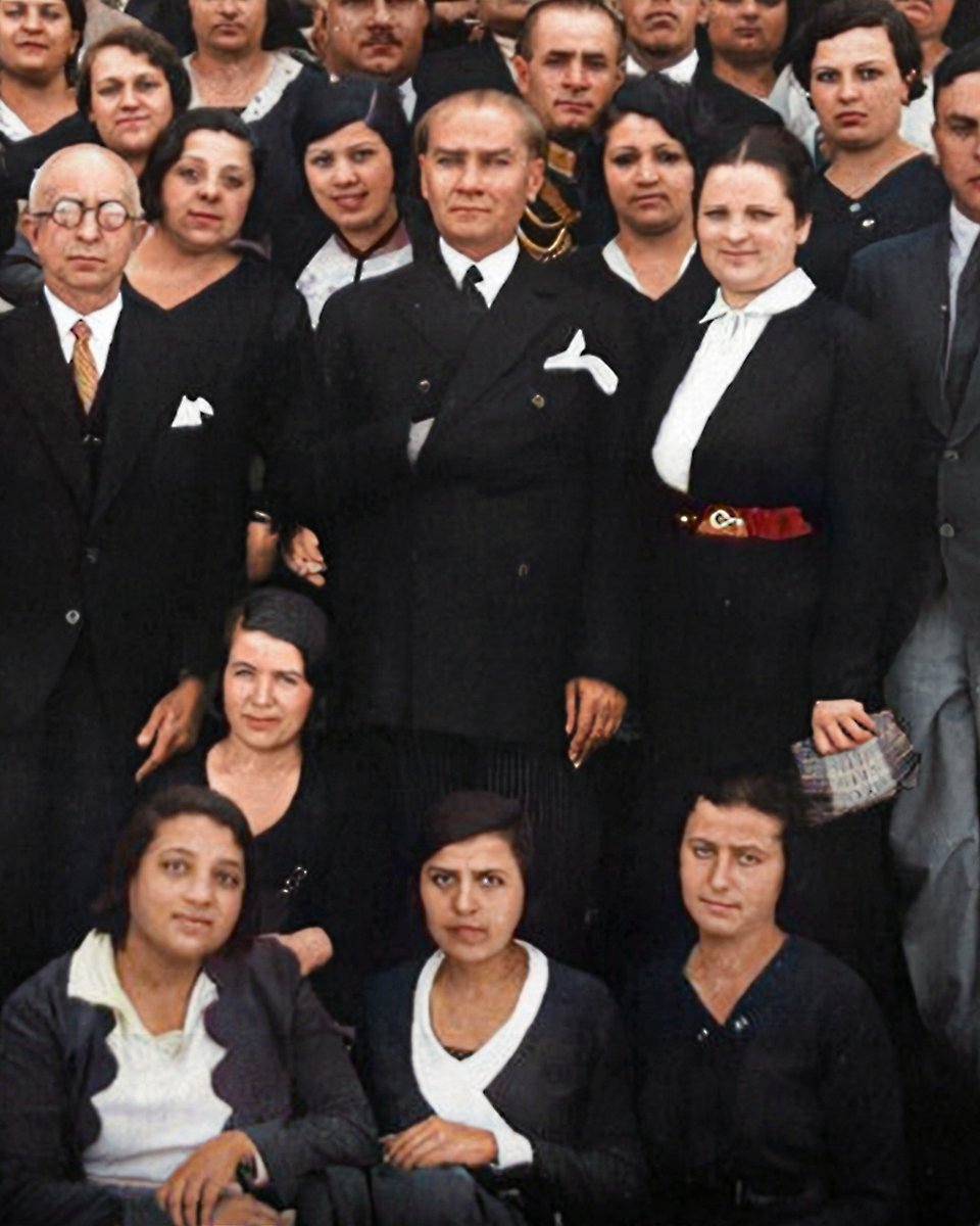 89 yıl önce bugün Atatürk tarafından Türk kadınına seçme ve seçilme hakkı verildi🤍